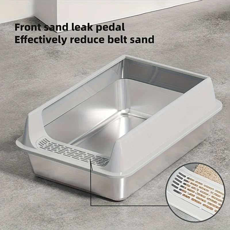 Bac à litière en inox gris avec gros plan sur la grille perforée à l’entrée.