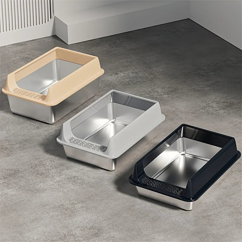 Bacs à litière en inox avec rebords beige, gris et noir, présentés côte à côte.