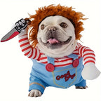 Bouledogue portant un déguisement d’Halloween pour chien avec perruque rousse, salopette bleue et manches rayées