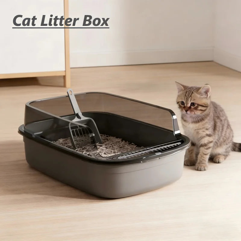 Chat tabby à côté du bac à litière semi-fermé gris – design compact et élégant pour intérieur