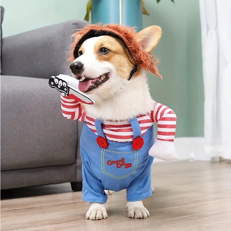 Chien portant un costume d’Halloween de poupée effrayante avec perruque rousse, haut rayé rouge et blanc et salopette bleue