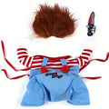 Costume d’Halloween pour animal avec salopette bleue, haut rayé rouge et blanc, perruque rousse et accessoire couteau factice