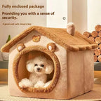 Maison-lit fermée pour chien en peluche beige – petit chien blanc installé à l'intérieur