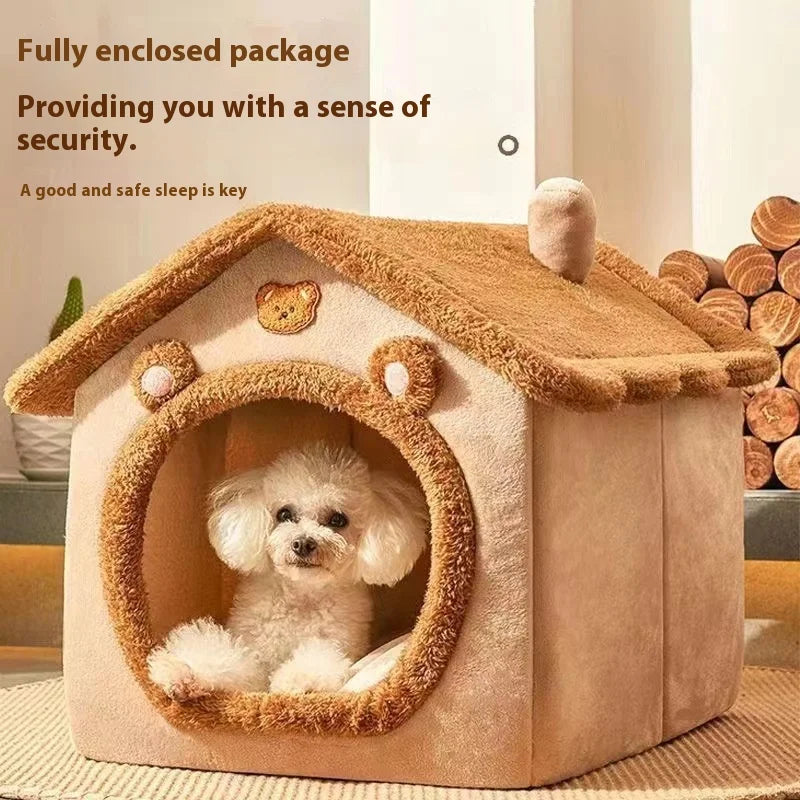Maison-lit fermée pour chien en peluche beige – petit chien blanc installé à l'intérieur