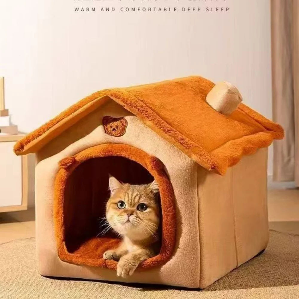 Maison-lit pour chat en peluche caramel avec toit pliant – chat tigré couché à l'entrée