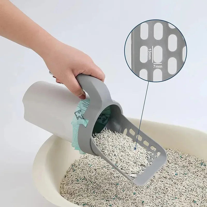 Pelle à litière avec sac de collecte en cours d’utilisation, avec gros plan sur les perforations du tamis de 13 × 7 mm.