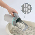 Pelle à litière avec sac de collecte en cours d’utilisation, avec gros plan sur les perforations du tamis de 13 × 7 mm.
