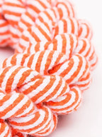 Gros plan texture anneau jouet corde chien rayé orange et blanc – matière résistante